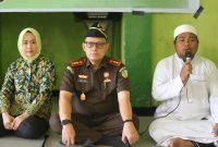 Peringati HUT IAD dan Hari Bhakti Adhiyaksa, Kejari Halsel melaksanakan bakti sosial di pesantren Darul Qur'an.(foto/istimewa)