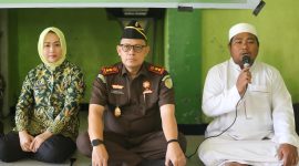 Peringati HUT IAD dan Hari Bhakti Adhiyaksa, Kejari Halsel melaksanakan bakti sosial di pesantren Darul Qur'an.(foto/istimewa)