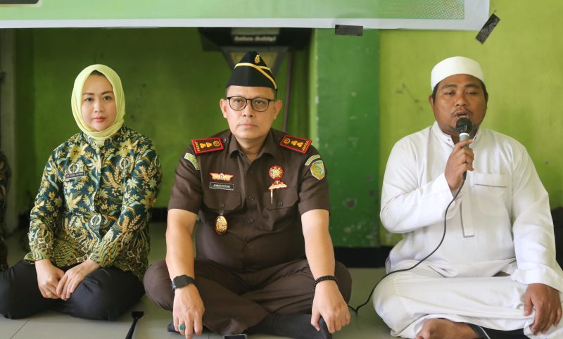 Peringati HUT IAD dan Hari Bhakti Adhiyaksa, Kejari Halsel melaksanakan bakti sosial di pesantren Darul Qur'an.(foto/istimewa)