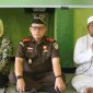 Peringati HUT IAD dan Hari Bhakti Adhiyaksa, Kejari Halsel melaksanakan bakti sosial di pesantren Darul Qur'an.(foto/istimewa)