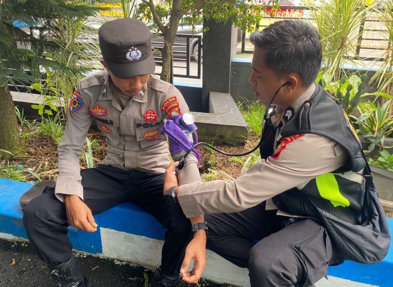 Sebelum melaksanakan Operasi patuh, sejumlah personil cek kesehatan.(foto/istimewa)