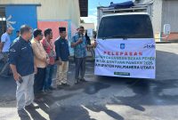 Wakil Bupati Halut melepaskan penyaluran cadangan beras ke masyarakat.