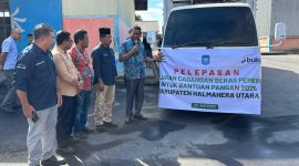 Wakil Bupati Halut melepaskan penyaluran cadangan beras ke masyarakat.