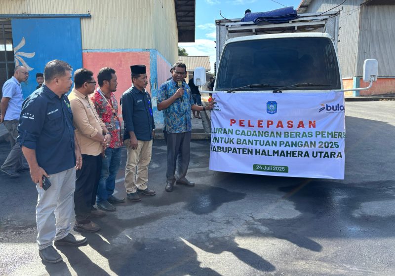 Wakil Bupati Halut melepaskan penyaluran cadangan beras ke masyarakat.
