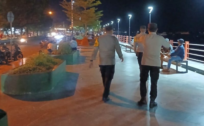 Anggota Polsek Pelabuhan Ahmad Yani, melakukan patroli dialogis.(foto/humas)