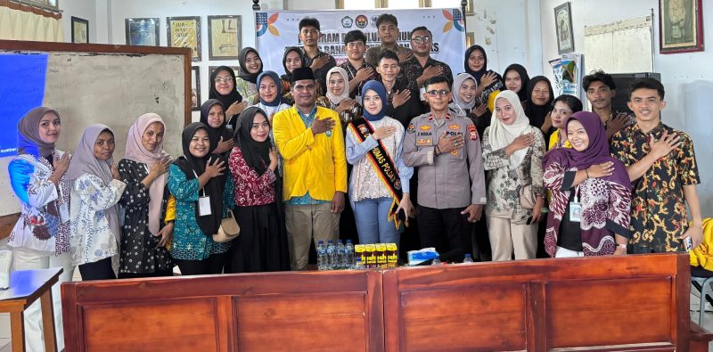 Bidhumas Polda Malut Gelar temu Netizen bersaam mahasiswa KKN.(foto/humas)