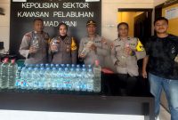 Polsek Pelabuhan Ahmad Yani, amankan puluhan Botol Miras Ilegal.(foto/humas)
