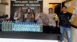 Polsek Pelabuhan Ahmad Yani, amankan puluhan Botol Miras Ilegal.(foto/humas)