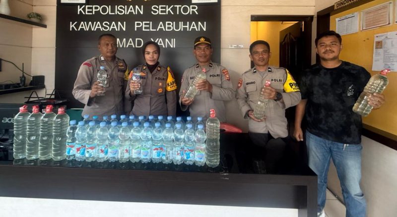 Polsek Pelabuhan Ahmad Yani, amankan puluhan Botol Miras Ilegal.(foto/humas)