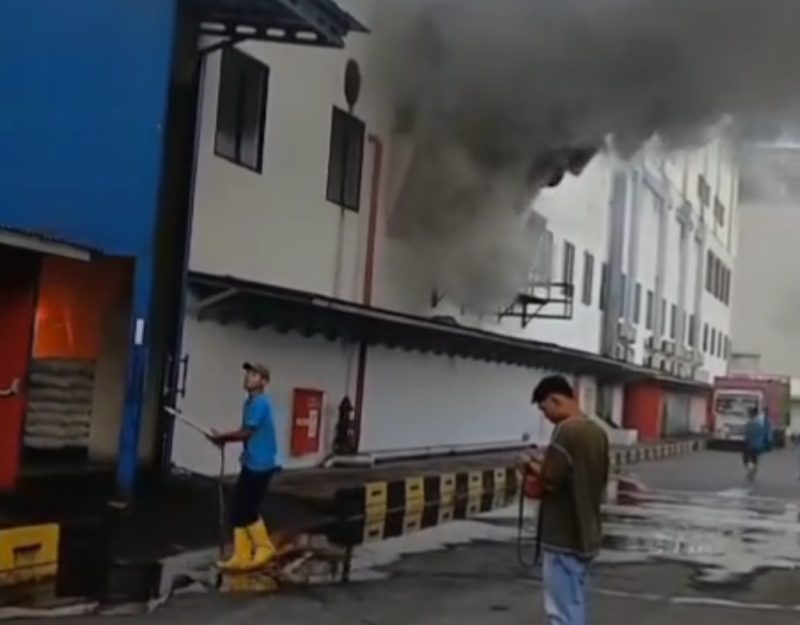 Gudang PT. NICO Terbakar.(foto/istimewa)