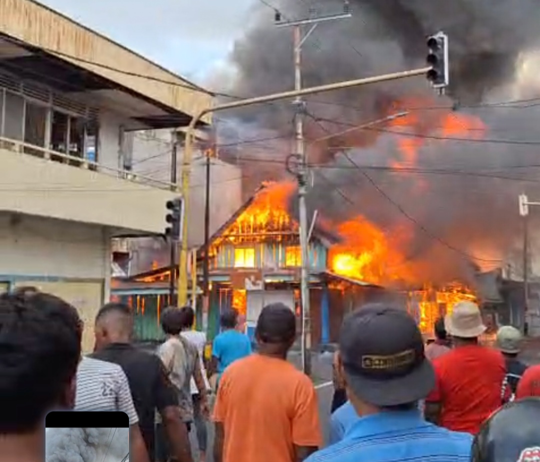 Breakin News!! Rumah Makan Dan Barber Shop Di Tobelo Dilahap Sijago Merah