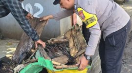 Bhabinkamtibmas bersama lurah melakukan pembersihan trotoar.