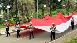 Satlantas Polres Halteng bentangkan bendera merah putih.(foto/humas)