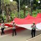 Satlantas Polres Halteng bentangkan bendera merah putih.(foto/humas)