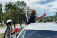 Sambut HUT RI ke-80, Satlantas Polres Halteng bagikan bendera merah putih.(foto/humas)