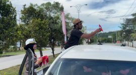 Sambut HUT RI ke-80, Satlantas Polres Halteng bagikan bendera merah putih.(foto/humas)