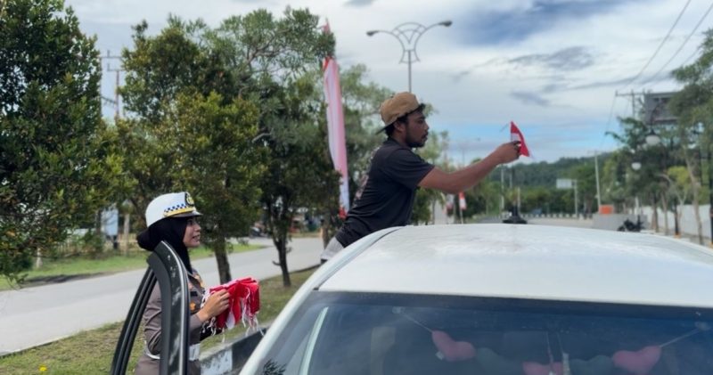 Sambut HUT RI ke-80, Satlantas Polres Halteng bagikan bendera merah putih.(foto/humas)