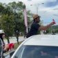 Sambut HUT RI ke-80, Satlantas Polres Halteng bagikan bendera merah putih.(foto/humas)