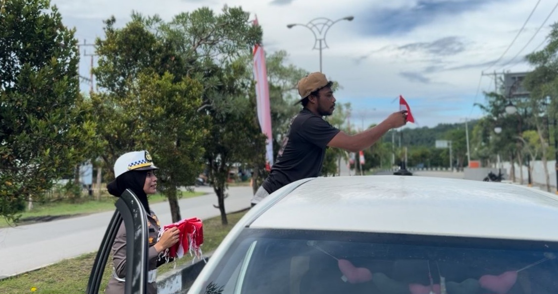 Sambut HUT RI Ke-80, Satlantas Polres Halteng Bagikan Bendera Merah Putih