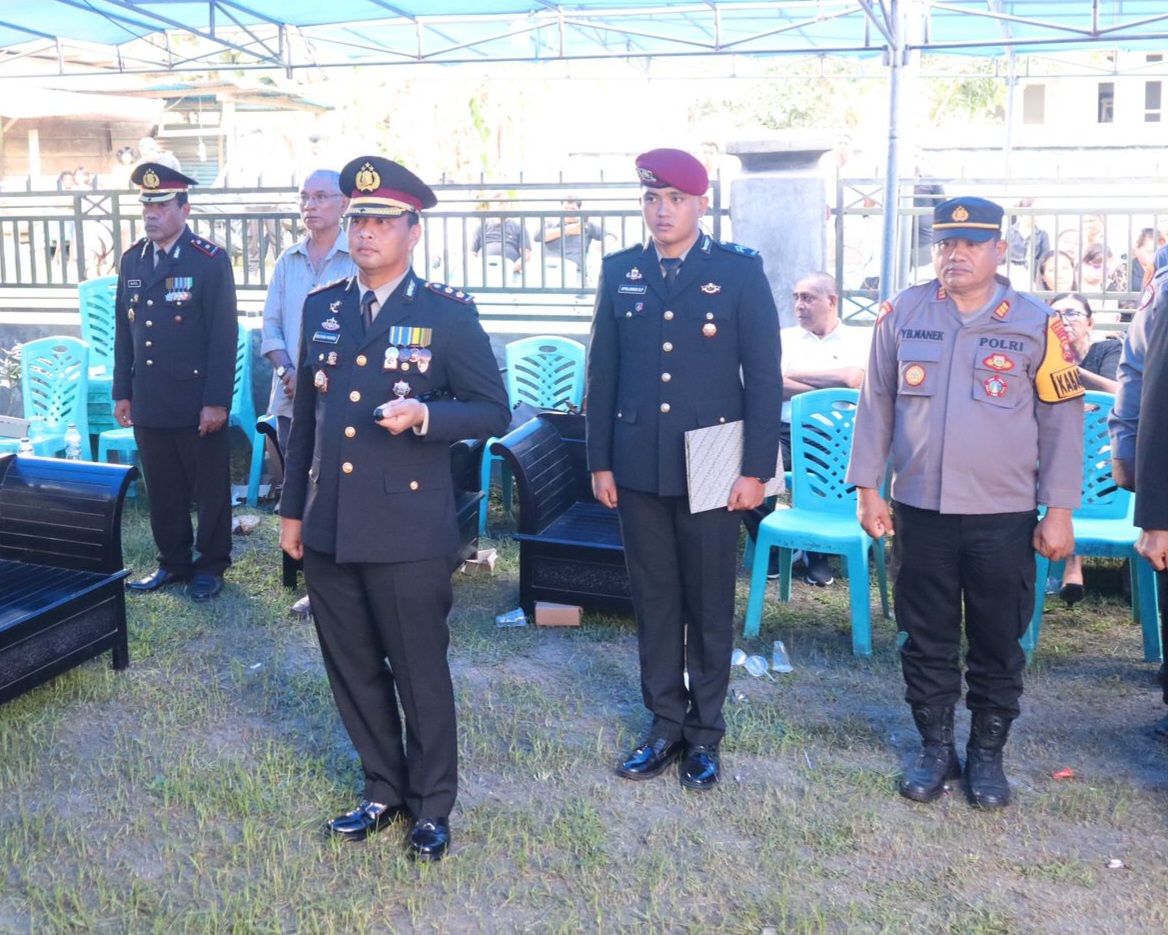 Kapolres Halut Pimpin Upacara Pemakaman Purnawirawan Polri Alm. AKBP Robert Sam Sanggel