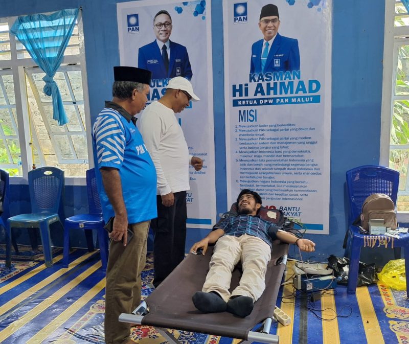 Ketwil DPW PAN Malut Dr. Hi. Kasman Hi. Ahmad pantau kegiatan donor darah.