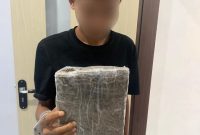 Terduga pelaku ketika diamankan Satresnarkoba Polres Termate.(foto/humas)