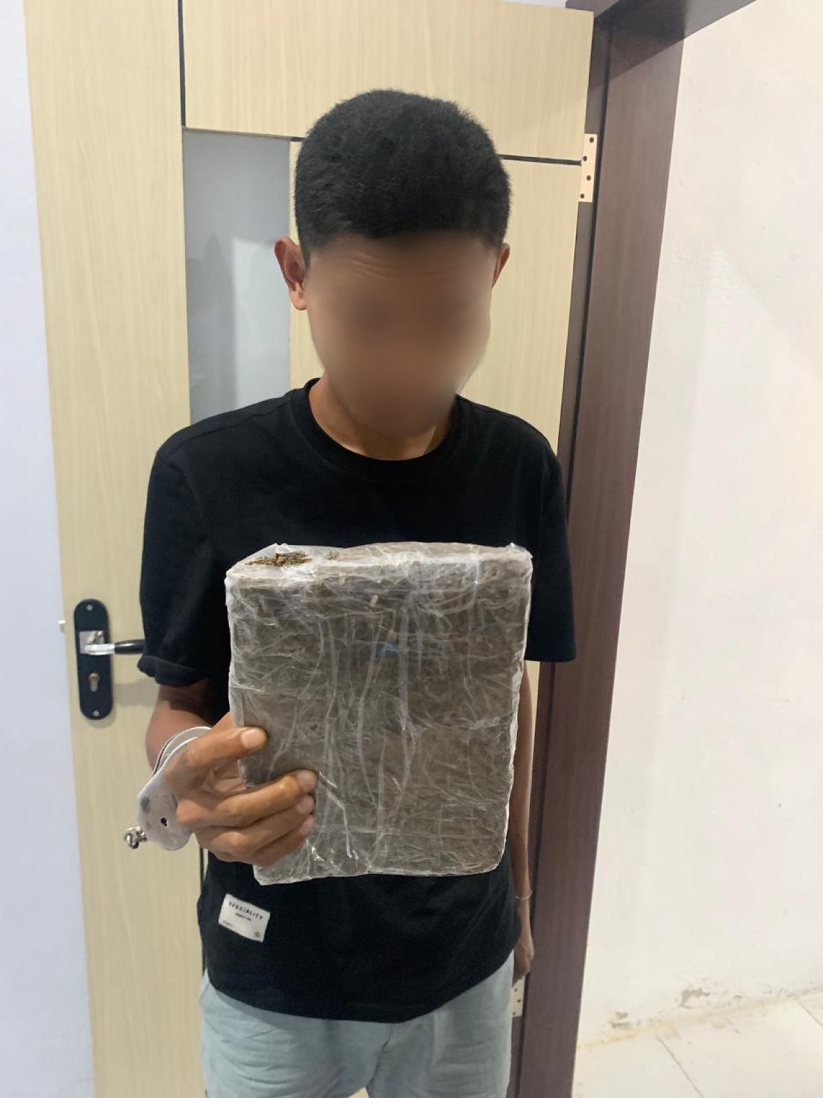 Jemput Paket Berisi Narkoba, Polres Ternate Amankan Seorang Mahasiswa