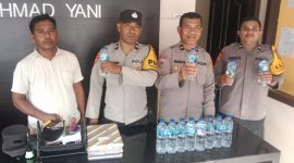 Barang bukti Miras jenis Cap Tikus berhasil diamankan anggota piket pelabuhan Ahmad Yani.(foto/humas)