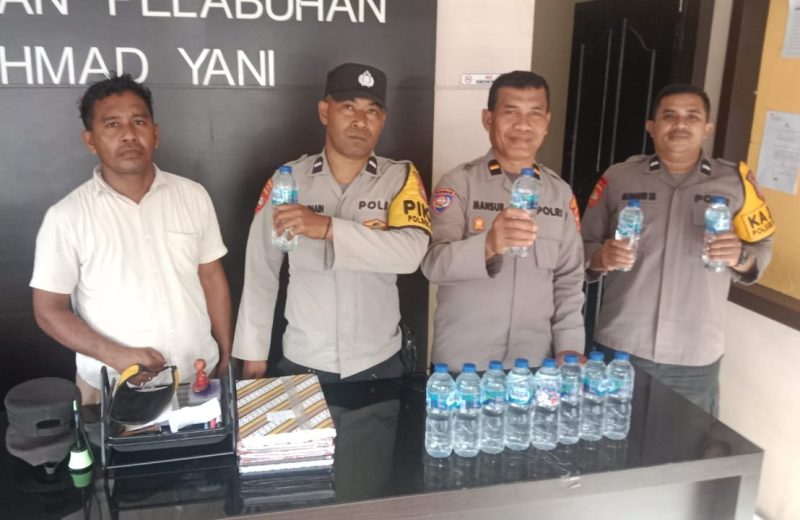 Barang bukti Miras jenis Cap Tikus berhasil diamankan anggota piket pelabuhan Ahmad Yani.(foto/humas)