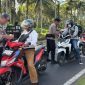 Personil Mako Brimob Kupa-Kupa bagikan bendera merah putih.
