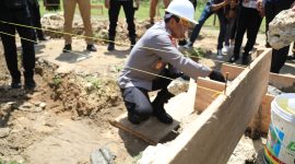 Kapolda Malut letakan batu pertama gedung SKCK Polres Halteng.(foto/humas)