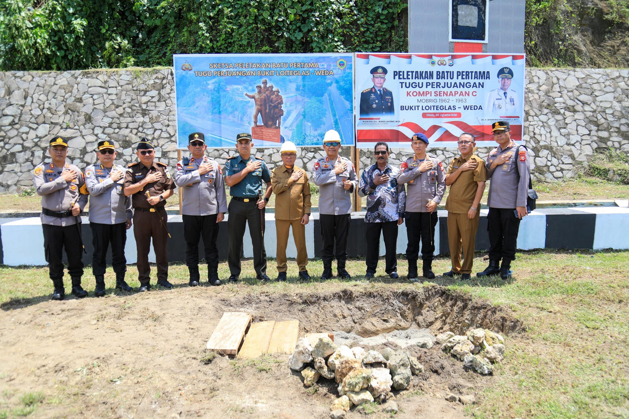 Monumen Sejarah Dan Edukasi Generasi Muda, Kapolda Malut Letakkan Batu Pertama Pembangunan Tugu Brimob Di Bukit Loiteglas Halteng