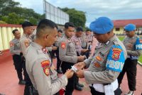Propam Polres Halsel periksa kelengkapan anggota.(foto/humas)