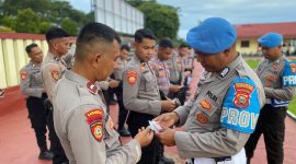 Propam Polres Halsel periksa kelengkapan anggota.(foto/humas)