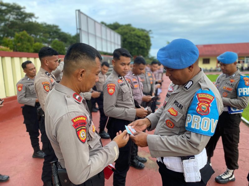 Propam Polres Halsel periksa kelengkapan anggota.(foto/humas)