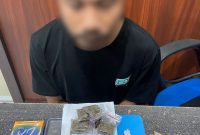 Terduga pelaku ketika diamankan anggota Polres Ternate.(foto/humas)