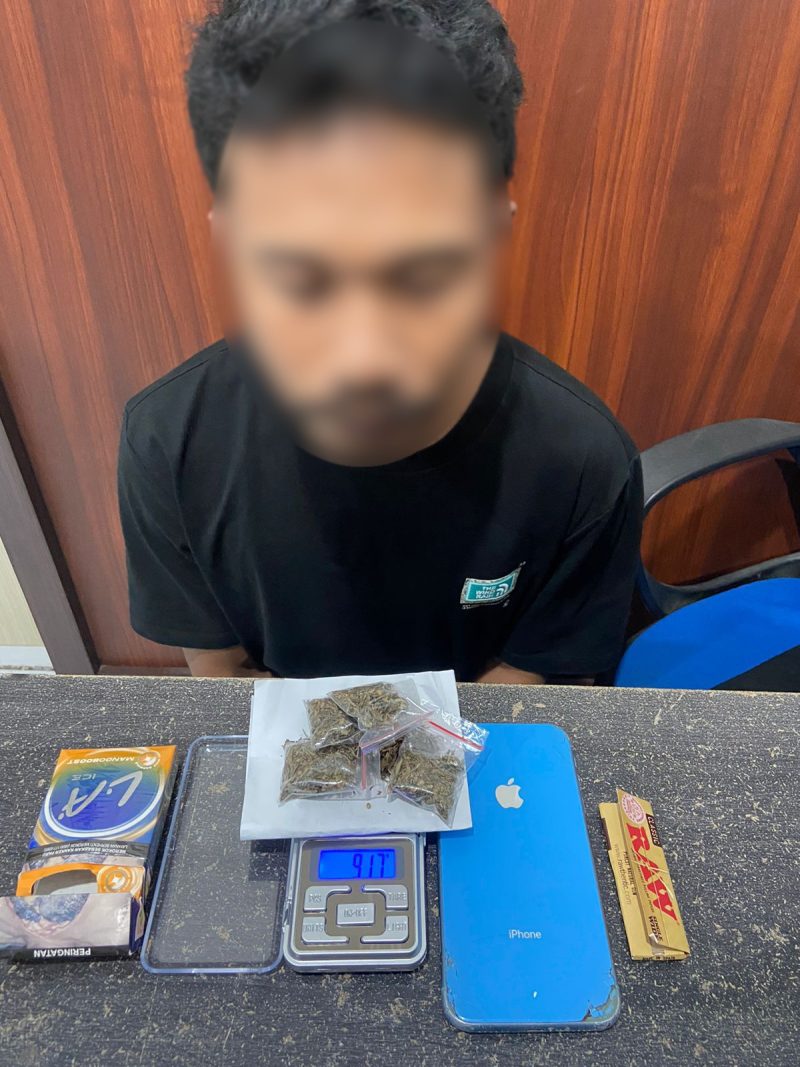 Terduga pelaku ketika diamankan anggota Polres Ternate.(foto/humas)