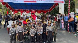 Hj. Masliha Kasman melepas gerak jalan indah tingkat TK dan PAUD.