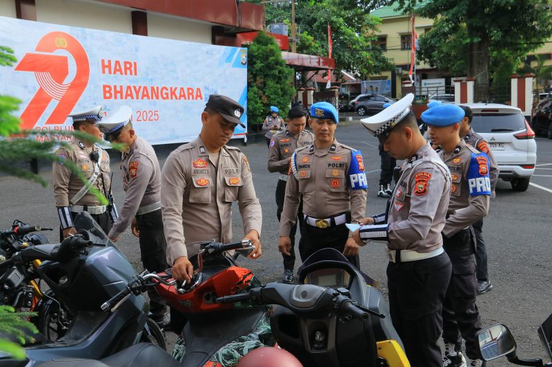 Bidpropam Polda Malut sidak kendaraan anggota.(foto/humas).