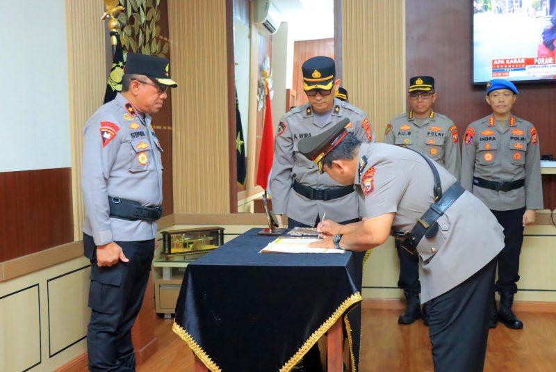 Wakapolda Malut pimpin Sertijab.(foto/humas).