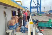 Petugas gabungan Polda Malut gagalkan ribuan botol Miras.(foto/humas).