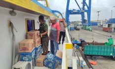 Petugas Gabungan Gagalkan Penyelundupan 1.128 Botol Miras Di Pelabuhan Ahmad Yani