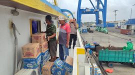 Petugas gabungan Polda Malut gagalkan ribuan botol Miras.(foto/humas).