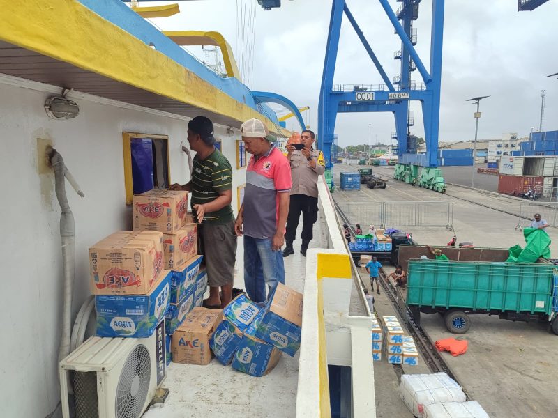 Petugas gabungan Polda Malut gagalkan ribuan botol Miras.(foto/humas).