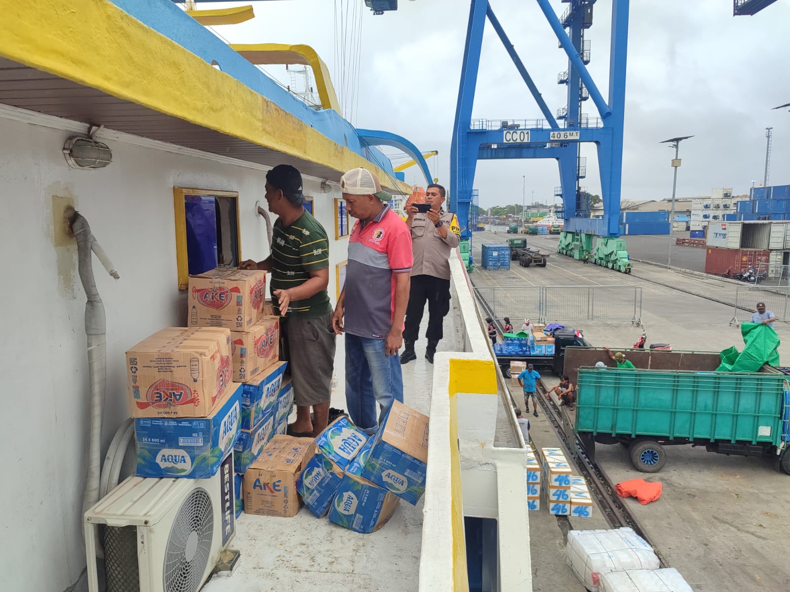Petugas Gabungan Gagalkan Penyelundupan 1.128 Botol Miras Di Pelabuhan Ahmad Yani