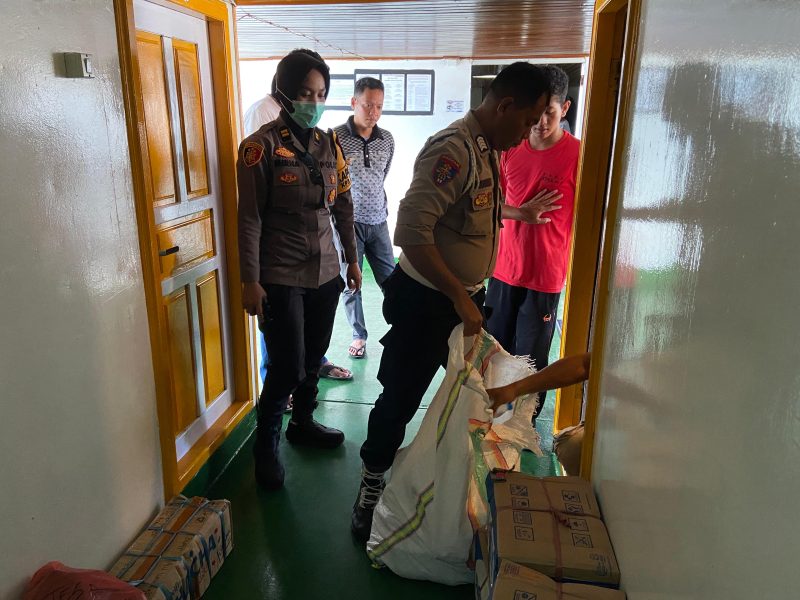 Polisi amankan ratusan botol Miras.