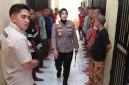 Kapolres Ternate bagikan makanan ke tahanan.(foto/humas).