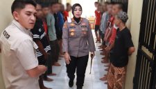 Kapolres Ternate bagikan makanan ke tahanan.(foto/humas).