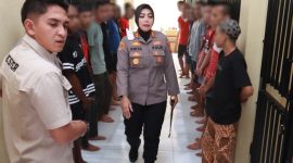 Kapolres Ternate bagikan makanan ke tahanan.(foto/humas).