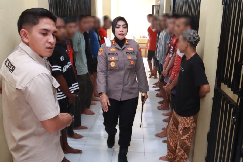 Kapolres Ternate bagikan makanan ke tahanan.(foto/humas).